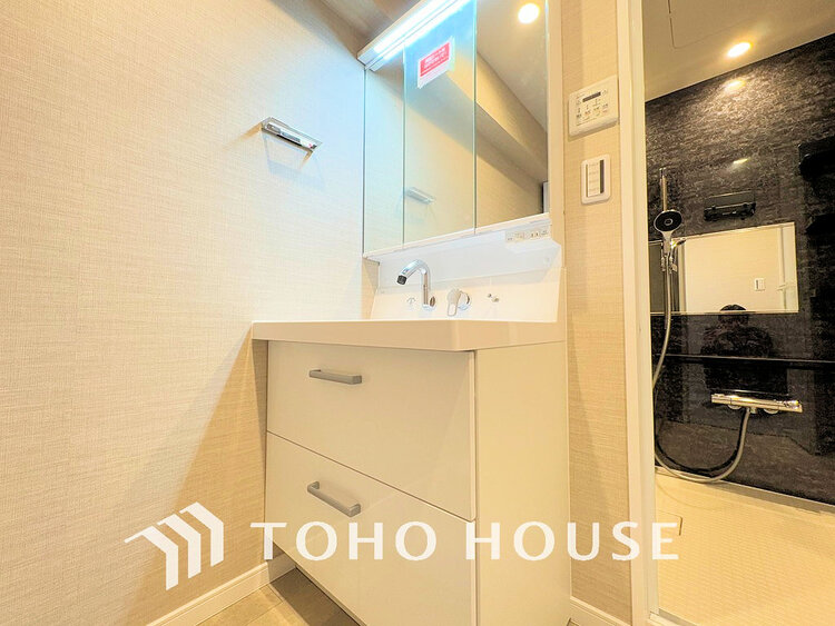 洗面 白を基調とした清潔感のある洗面室で朝の身支度を