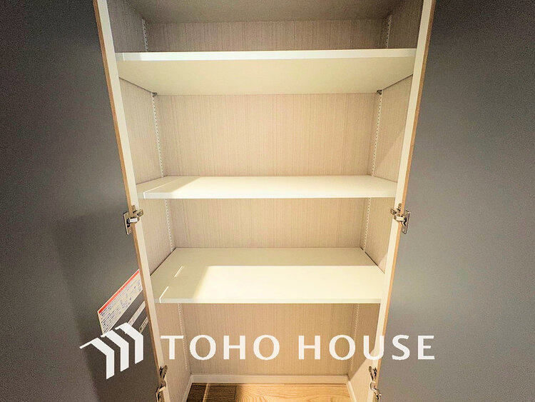 玄関 天井まである玄関収納はご家族分の履物も余裕で収納可能