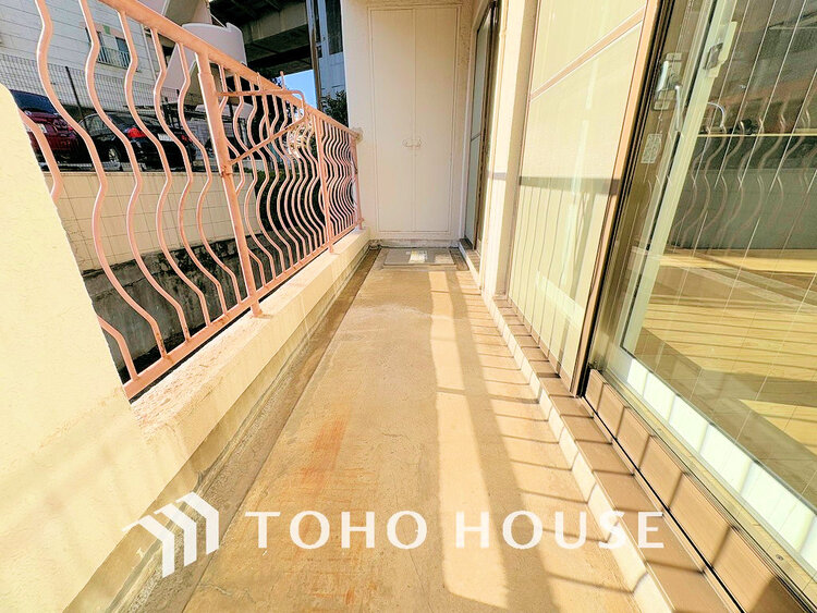 バルコニー 日当たりの良いバルコニーで晴れの日の洗濯物も楽しみになりますね