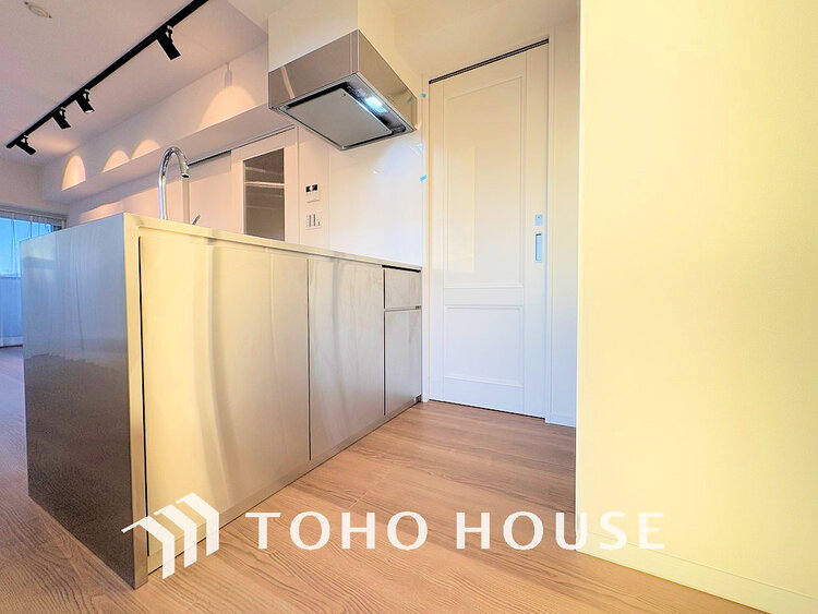 キッチン シンプルな部屋の雰囲気に溶け合うナチュラルキッチン