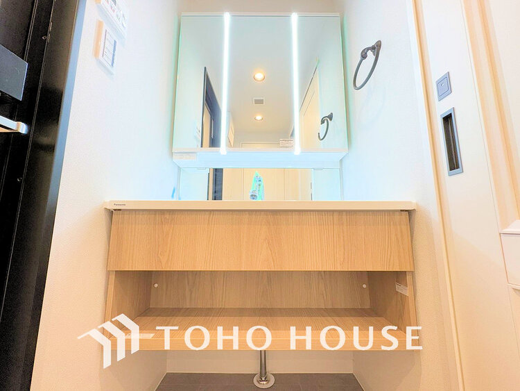 洗面 白を基調とした清潔感のある洗面室で朝の身支度を