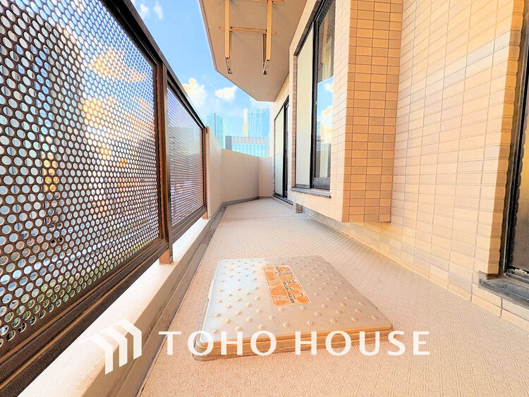 バルコニー 日当たりの良いバルコニーで晴れの日の洗濯物も楽しみになりますね