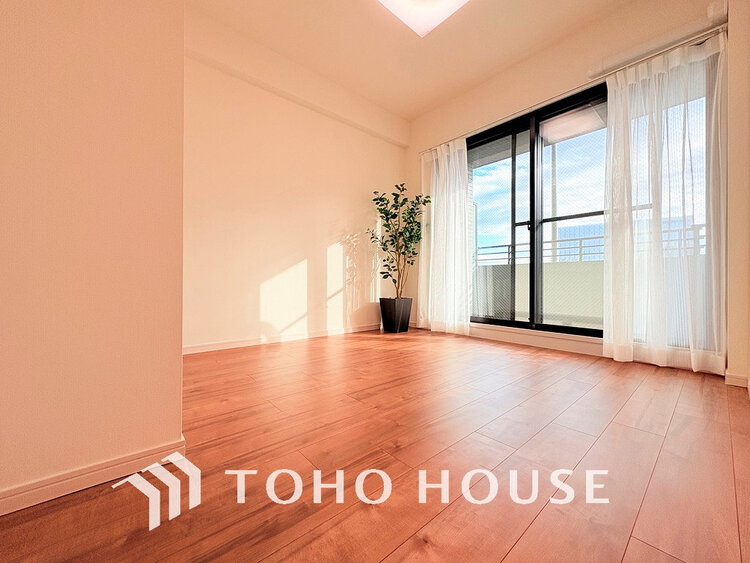 内装 採光もある洋室は、くつろぎのひと時を過ごすのにぴったり