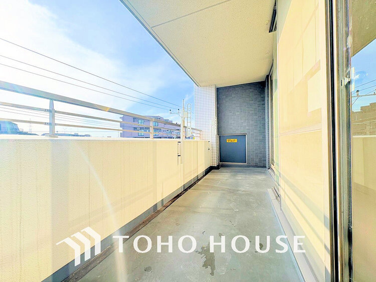 バルコニー 日当たりの良いバルコニーで晴れの日の洗濯物も楽しみになりますね