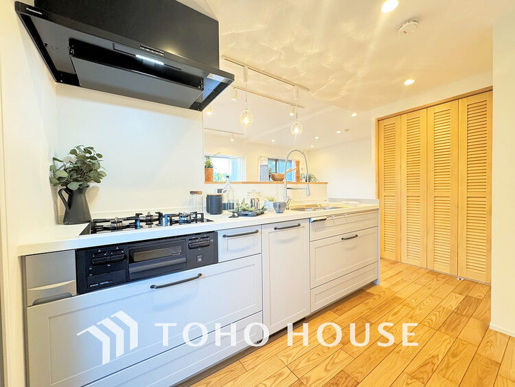 キッチン 落ち着きのあるカラーで統一された清潔感と気品が溢れるキッチン