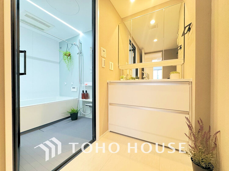 洗面 白を基調とした清潔感のある洗面室で朝の身支度を