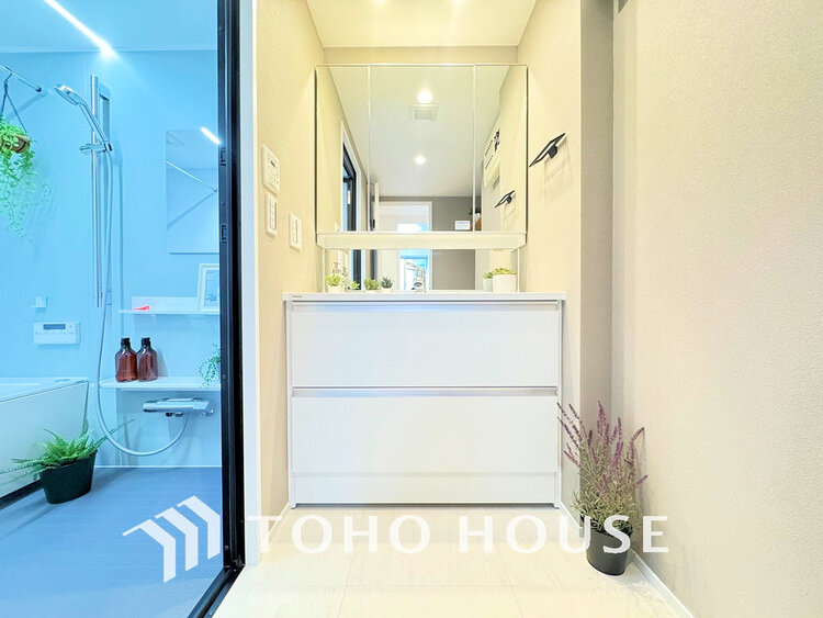 洗面 落ち着きのある色合いでまとめられた洗面室