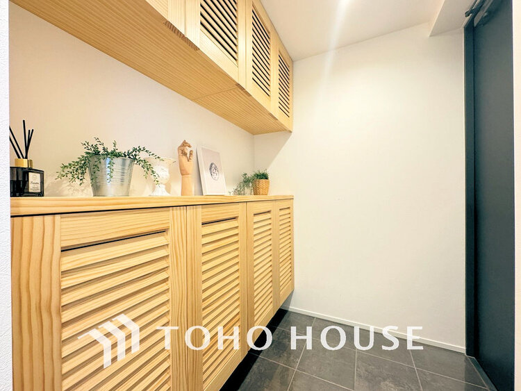 玄関 落ち着いた雰囲気の玄関、家族の帰りを暖かく迎えてくれます