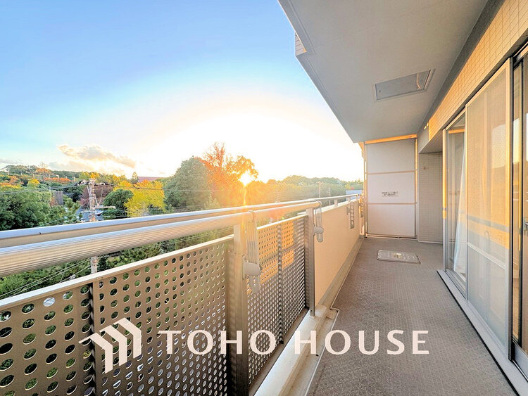 バルコニー 日当たりの良いバルコニーで晴れの日の洗濯物も楽しみになりますね