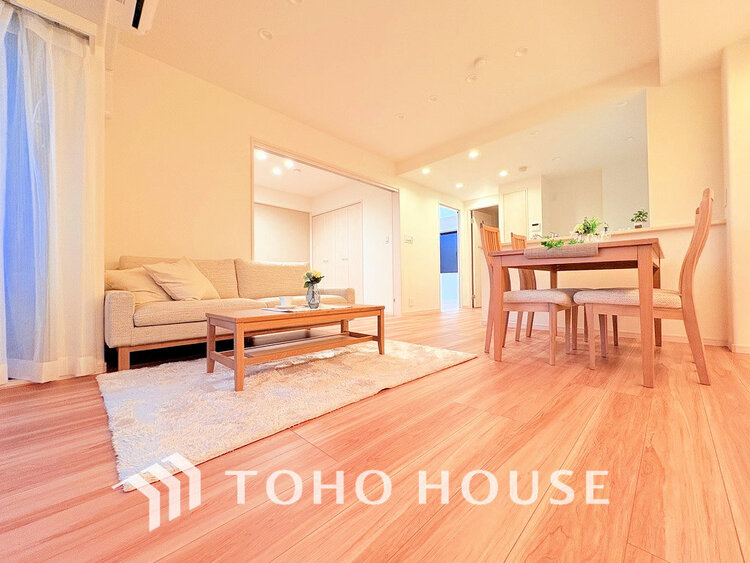 内装 広がりのある住空間、家族が集まるリビング・ダイニング