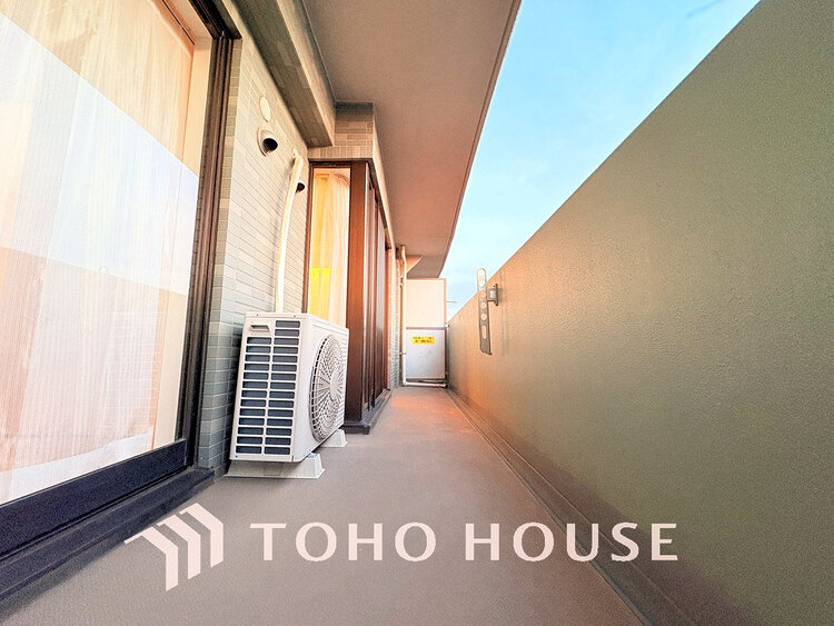 バルコニー 日当たりの良いバルコニーで晴れの日の洗濯物も楽しみになりますね