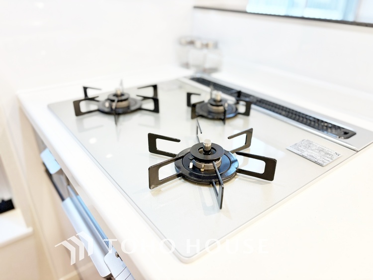 キッチン 毎日料理をする、料理が好き、家族が多くて量を作る必要がある、等の方々にとっては必須の3口コンロ。同時進行で効率アップはもちろん鍋を移動する回数が減り、無駄な動きを軽減することが出来ます。