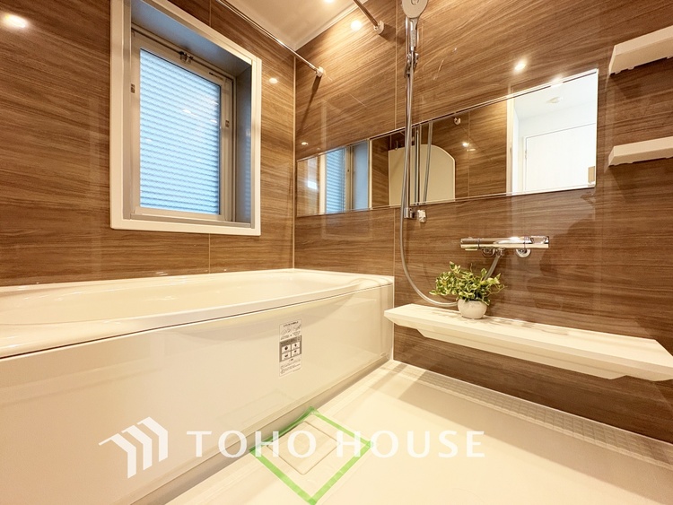 風呂 【Bathroom】『一日の疲れを落としてくれる場所は、一番落ち着く場所でなければならない』高級感溢れるカラーと大きさ・柔らかな曲線で構成された半身浴も楽しめるバスタブが心地よさをもたらします。