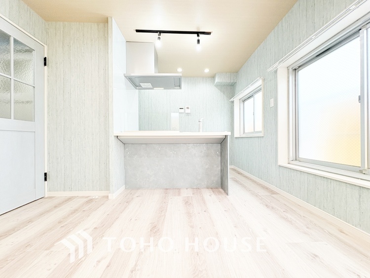 内装 ◆Open new door◆扉の向こうには青空が広がっている。