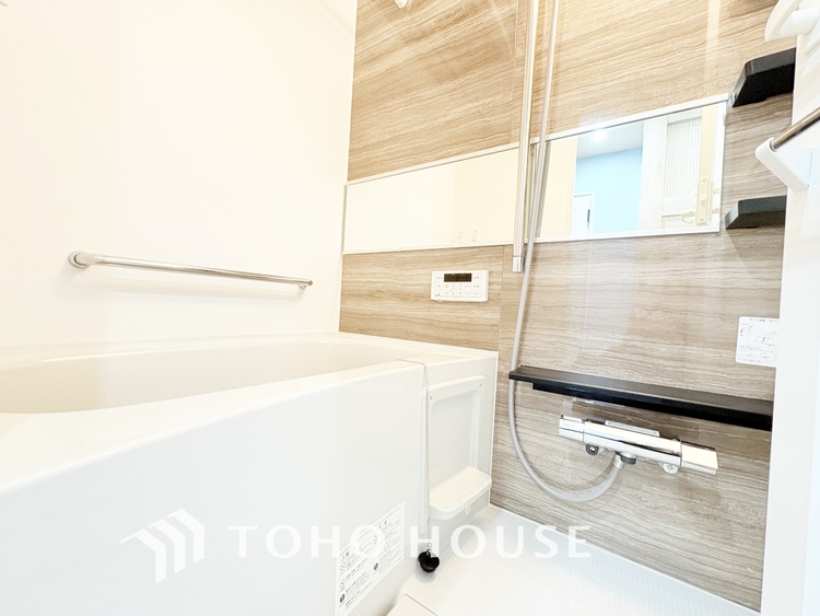 風呂 【Bathroom】『一日の疲れを落としてくれる場所は、一番落ち着く場所でなければならない』高級感溢れるカラーと大きさ・柔らかな曲線で構成された半身浴も楽しめるバスタブが心地よさをもたらします。