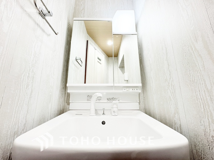 洗面 【Wash basin】十分な大きさの洗面台は収納もさる事ながら、身だしなみチェックや歯磨きなど、朝の慌ただしい時間でもホテルライクなスペースで余裕とゆとりを感じて頂けます。