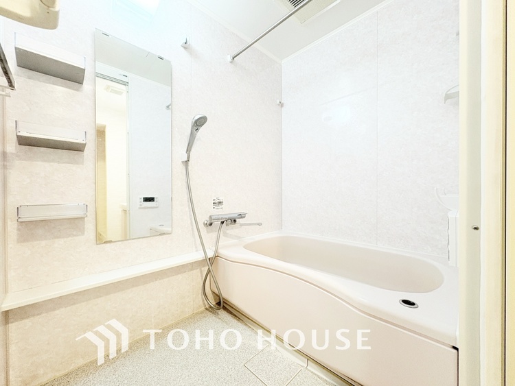 風呂 【Bathroom】『一日の疲れを落としてくれる場所は、一番落ち着く場所でなければならない』高級感溢れるカラーと大きさ・柔らかな曲線で構成された半身浴も楽しめるバスタブが心地よさをもたらします。