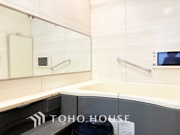 風呂 【改装前】『一日の疲れを落としてくれる場所は、一番落ち着く場所でなければならない』高級感溢れるカラーと大きさ・柔らかな曲線で構成された半身浴も楽しめるバスタブが心地よさをもたらします。