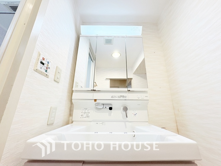 洗面 【Wash basin】十分な大きさの洗面台は収納もさる事ながら、身だしなみチェックや歯磨きなど、朝の慌ただしい時間でもホテルライクなスペースで余裕とゆとりを感じて頂けます。