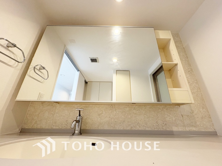 洗面 【改装前】【Wash basin】十分な大きさの洗面台は収納もさる事ながら、身だしなみチェックや歯磨きなど、朝の慌ただしい時間でもホテルライクなスペースで余裕とゆとりを感じて頂けます。