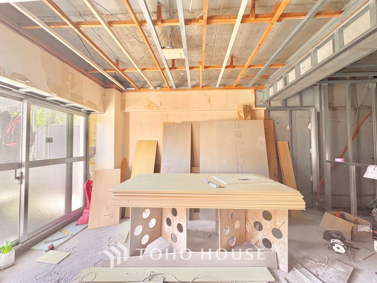 内装 《改装中》ここにはみんなが集い、食事と楽しい会話が始まる。話に夢中になりすぎて、ついつい時を忘れ夜半過ぎになってしまう。