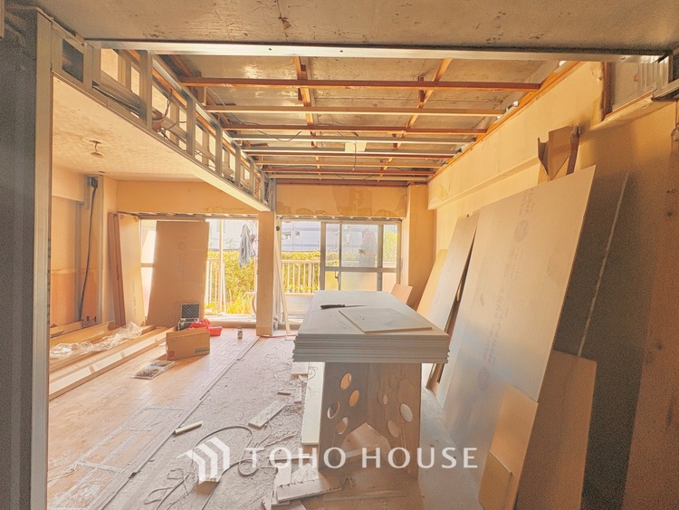 内装 《改装中》ここにはみんなが集い、食事と楽しい会話が始まる。