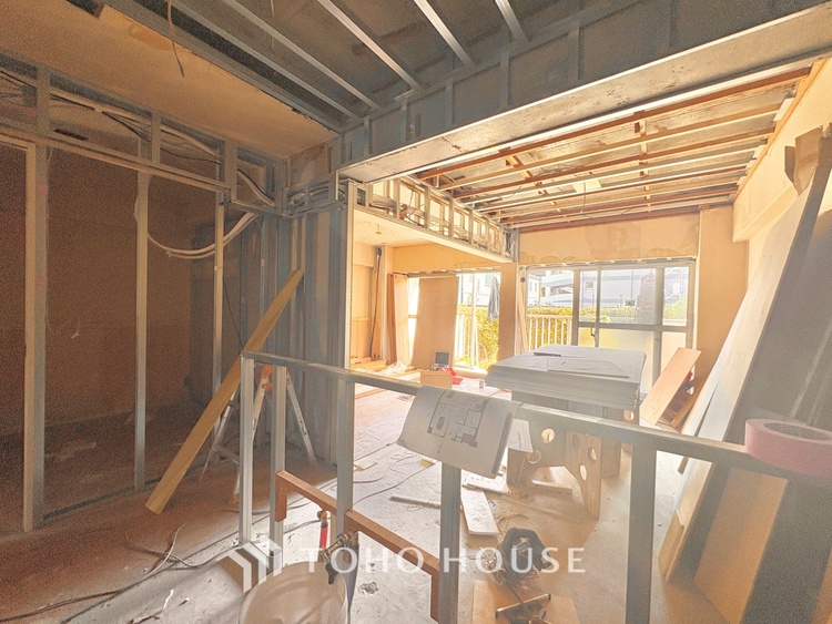 内装 《改装中》ここにはみんなが集い、食事と楽しい会話が始まる。話に夢中になりすぎて、ついつい時を忘れ夜半過ぎになってしまう。そんな束の間の幸せを感じさせてくれる場所でありたい。