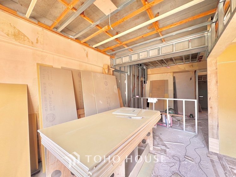 内装 《改装中》時間をかけて作り上げるそんな空間を君と共有したい。僕たちの空間は唯一無二の物だから。