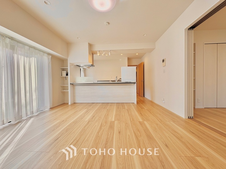 内装 ここにはみんなが集い、食事と楽しい会話が始まる。話に夢中になりすぎて、ついつい時を忘れ夜半過ぎになってしまう。そんな束の間の幸せを感じさせてくれる場所でありたい。