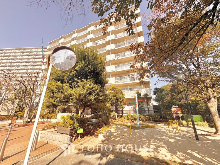 外観 ほんの少しのこだわり。ちょっとした色使いがその家がもつ雰囲気、趣（おもむき）を携え、暮らす家族や訪ねてくる友人・知人に新鮮な香りを運んできます。