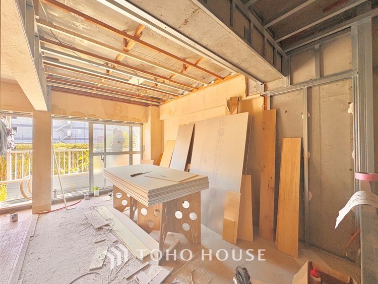 キッチン 《改装中》【Kitchen】調理しながらもご家族のお顔が見れるカウンターキッチン。ついつい料理中お子様の様子が気になるもの。安心してお料理に取り組んでいただけます。会話だって自然とはずむはず。