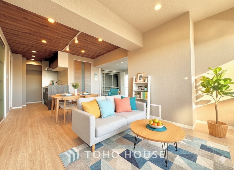 内装 ＊配置してある家具や小物はCGによるイメージ画像です。忙しい朝でも、しっかり家族が揃って食事をして頂けるゆとりある大きさのダイニングスペース。