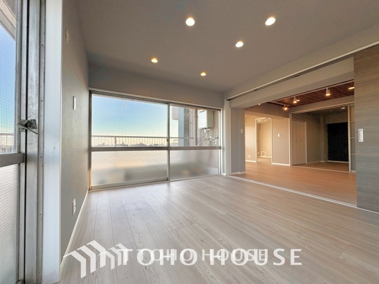 内装 明るいリビングこそ居心地のいい暮らしが待っているのだと思う。