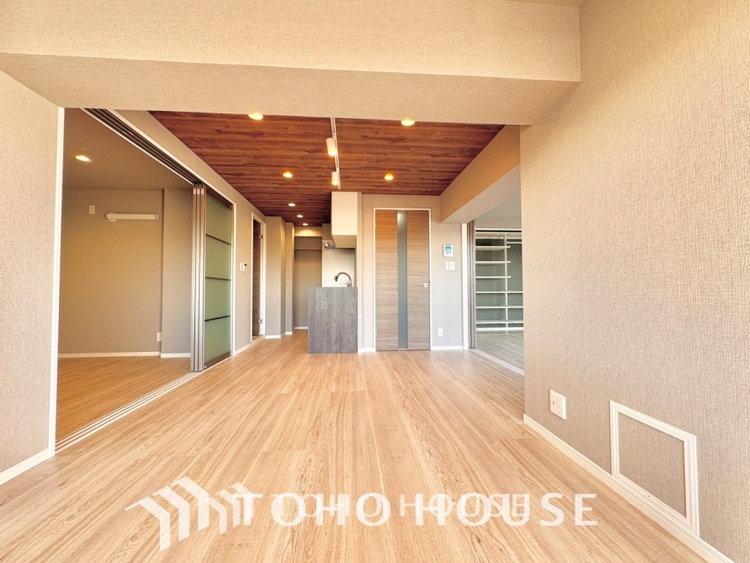 内装 叶えたかったのは落ち着きのあるナチュラルな風合い、そして開放感があるリビング。優雅な気分に浸れる幸せな時間を家族が自然と集まりたくなるこの空間で。