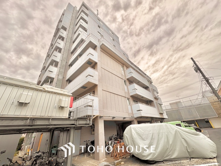 外観 ほんの少しのこだわり。ちょっとした色使いがその家がもつ雰囲気、趣（おもむき）を携え、暮らす家族や訪ねてくる友人・知人に新鮮な香りを運んできます。