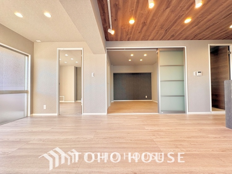 内装 ◆サンサンと◆差し込む太陽の光がこのリビングに笑いをもたらす。ソファの上のクッションがポカポカした暖気にぬくぬくと微睡んでいる。