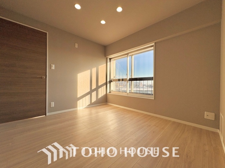 内装 使いやすく、明るい洋室に仕上がります。子供部屋や趣味のお部屋にご利用できます。ご自身で家具などを配置し、素敵な空間を創り上げられます。