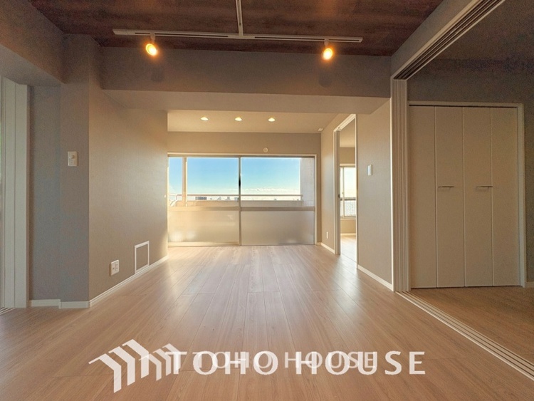 内装 ここはみんなが集い、食事と楽しい会話が始まる場所。話に夢中になりすぎて、ついつい時を忘れ、夜半過ぎになってしまう。そんな束の間の幸せを感じさせてくれます。