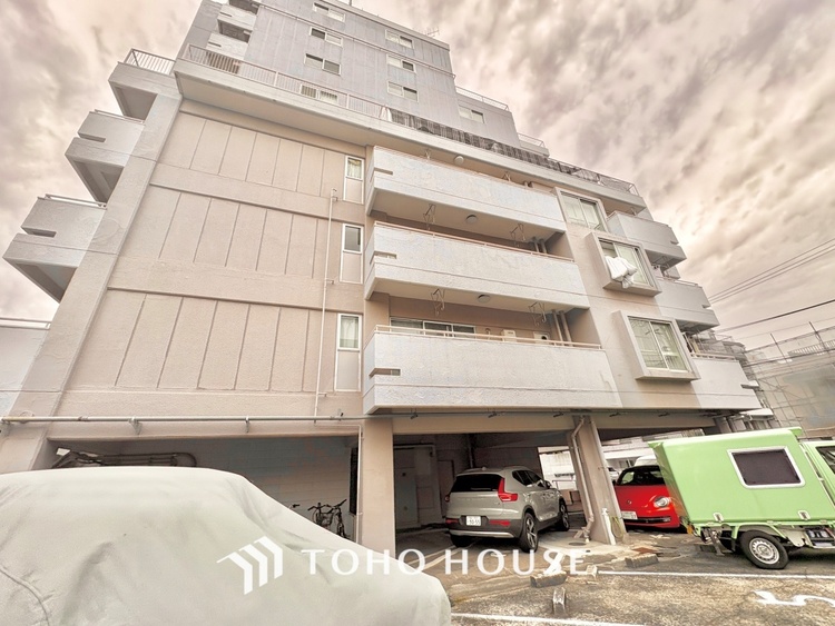 外観 ほんの少しのこだわり。ちょっとした色使いがその家がもつ雰囲気、趣（おもむき）を携え、暮らす家族や訪ねてくる友人・知人に新鮮な香りを運んできます。