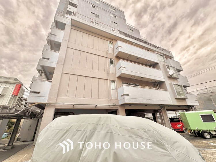 外観 ほんの少しのこだわり。ちょっとした色使いがその家がもつ雰囲気、趣（おもむき）を携え、暮らす家族や訪ねてくる友人・知人に新鮮な香りを運んできます。