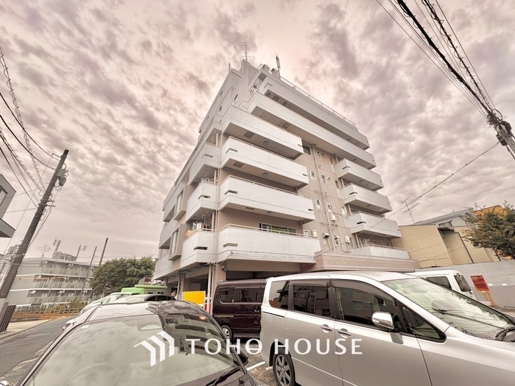 外観 ほんの少しのこだわり。ちょっとした色使いがその家がもつ雰囲気、趣（おもむき）を携え、暮らす家族や訪ねてくる友人・知人に新鮮な香りを運んできます。