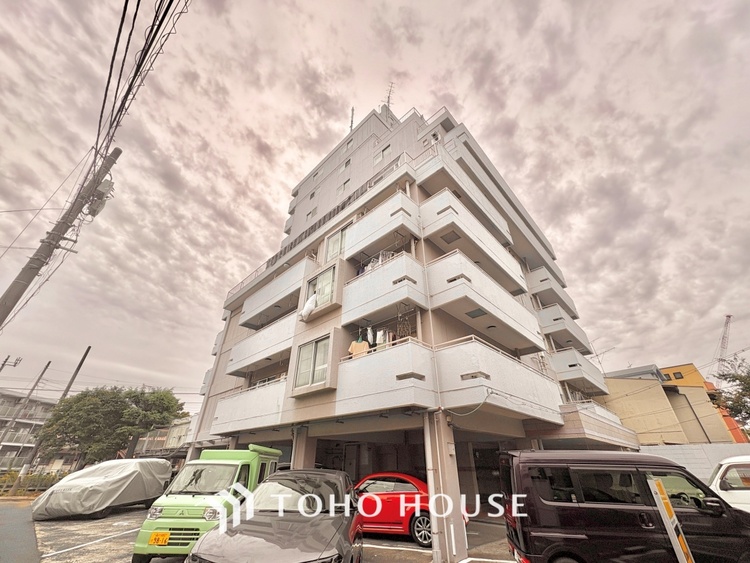 外観 ほんの少しのこだわり。ちょっとした色使いがその家がもつ雰囲気、趣（おもむき）を携え、暮らす家族や訪ねてくる友人・知人に新鮮な香りを運んできます。