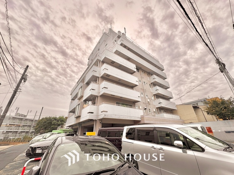 外観 ほんの少しのこだわり。ちょっとした色使いがその家がもつ雰囲気、趣（おもむき）を携え、暮らす家族や訪ねてくる友人・知人に新鮮な香りを運んできます。