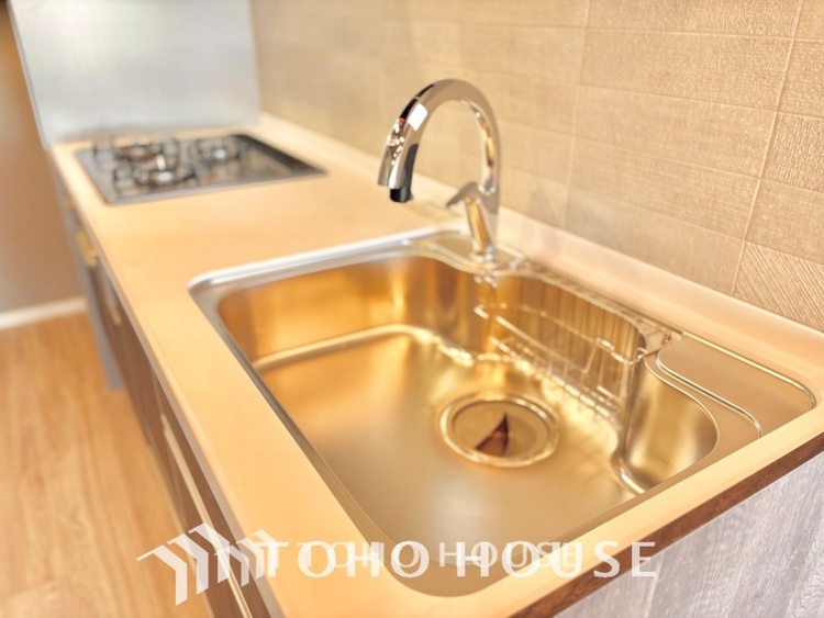 キッチン ◆愛育◆キッチンは家族の絆を育む大切な空間。シンプルで使い易いSystemKitchenで愉しく作る料理は愛情のある美味しいご馳走に。家族で使える広々としたダイニングキッチンです。