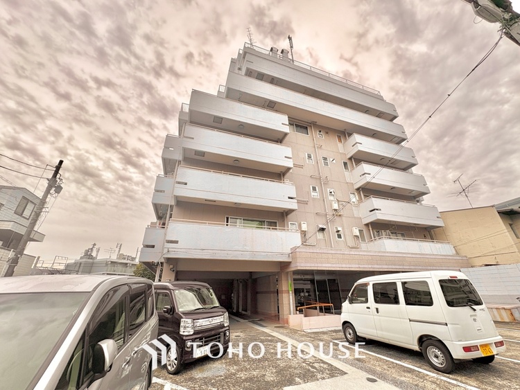 外観 ほんの少しのこだわり。ちょっとした色使いがその家がもつ雰囲気、趣（おもむき）を携え、暮らす家族や訪ねてくる友人・知人に新鮮な香りを運んできます。