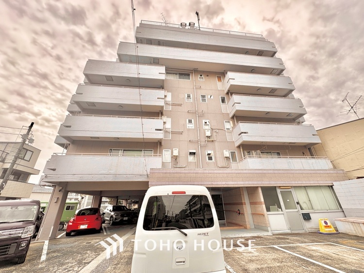 外観 ほんの少しのこだわり。ちょっとした色使いがその家がもつ雰囲気、趣（おもむき）を携え、暮らす家族や訪ねてくる友人・知人に新鮮な香りを運んできます。