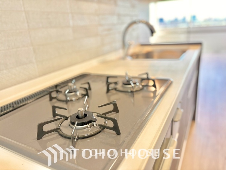 キッチン キッチンは家族の絆を育む大切な空間。シンプルで使い易いシステムキッチンで愉しく作る料理は愛情のある美味しいご馳走に。家族で使えるダイニングキッチンです。