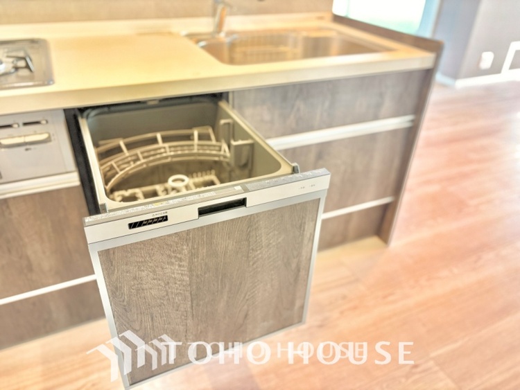 キッチン キッチンは家族の絆を育む大切な空間。シンプルで使い易いシステムキッチンで愉しく作る料理は愛情のある美味しいご馳走に。家族で使えるダイニングキッチンです。