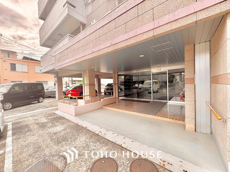 外観 ほんの少しのこだわり。ちょっとした色使いがその家がもつ雰囲気、趣（おもむき）を携え、暮らす家族や訪ねてくる友人・知人に新鮮な香りを運んできます。