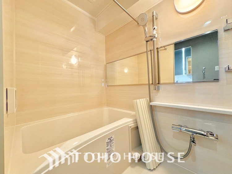 風呂 【浴室】《一日の疲れを落としてくれる場所は、落ち着く場所でなければならない》　高級感溢れるカラーと大きさ・柔らかな曲線で構成された半身浴も楽しめるバスタブが心地よさをもたらします。